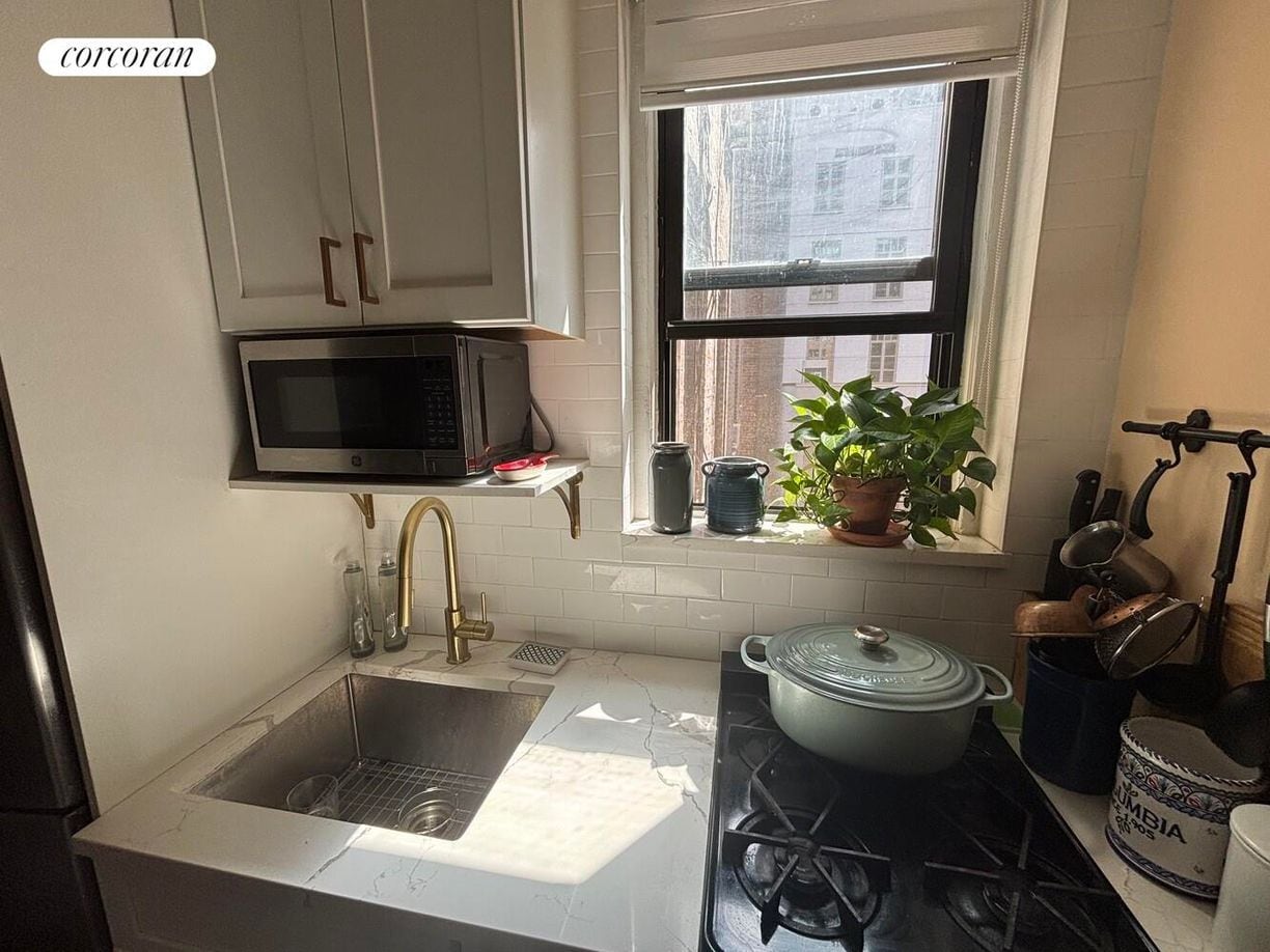 Building Photo - 26 W 97th St