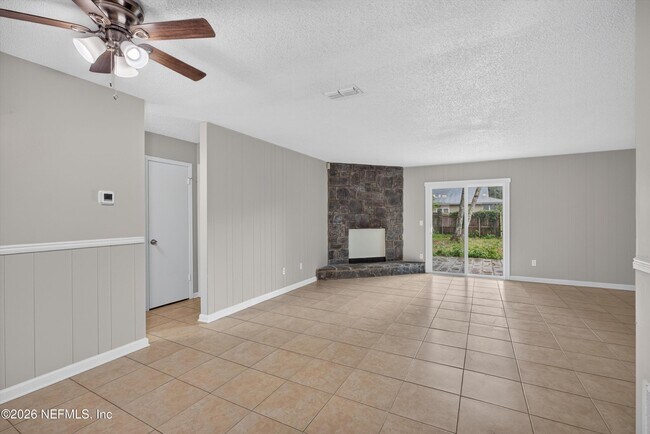 Building Photo - 1040 Willow Cove Ct E