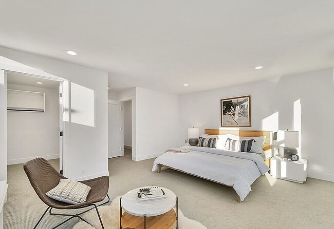 Building Photo - "Charming 3-Bedroom Gem in Seattle's Vibrant Heart - 1733 Sq. Ft. of Modern Comfort!"