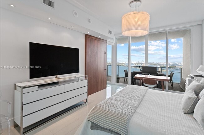 Building Photo - 2020 N Bayshore Dr