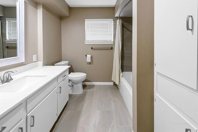 Building Photo - 614 Val Lena Dr