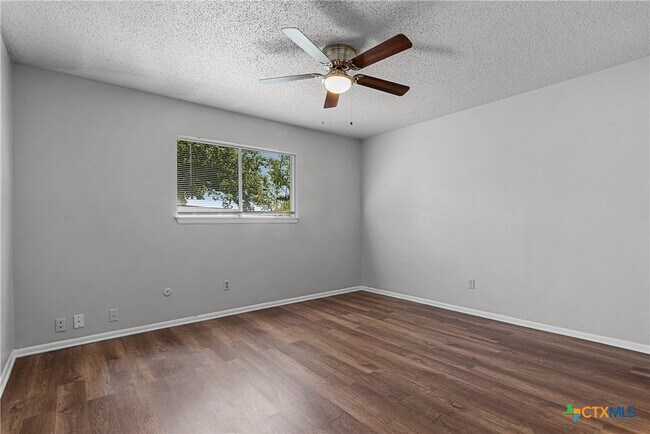 Building Photo - 1524 Eichen Rd