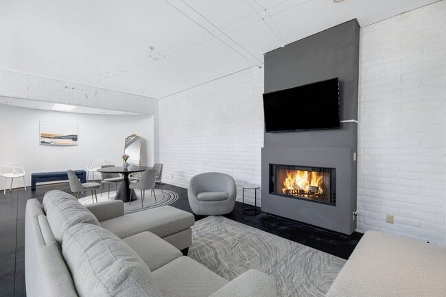 Building Photo - Mid-century modern home in Arcadia with pr...