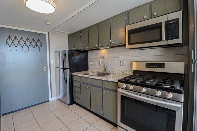 Building Photo - 410 W 7th St