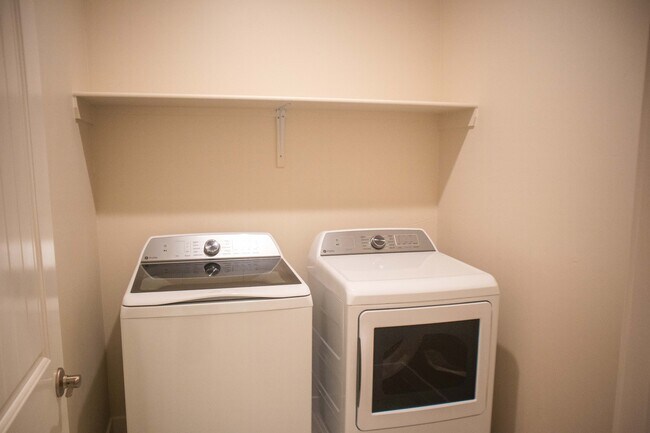 Building Photo - 3007 San Jenaro Dr