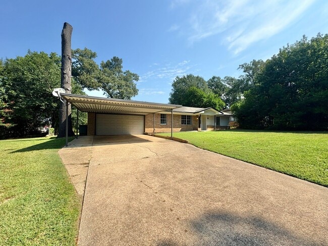 Building Photo - Spacious 3-Bed, 2-Bath Home with Large Sho...