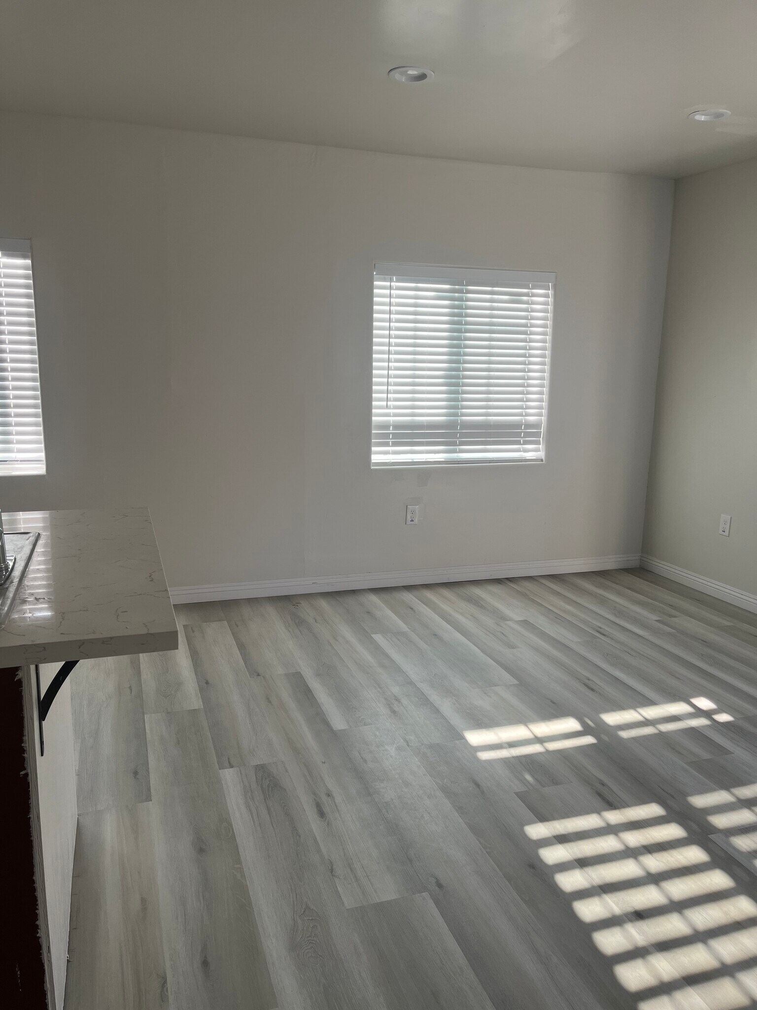 Building Photo - 1117 N Sycamore Ave