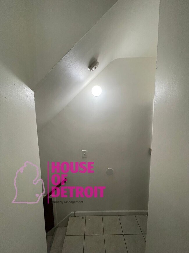 Building Photo - SUMMER SPECIAL~ 3 BEDROOM 1.5 BATH~ FREE P...