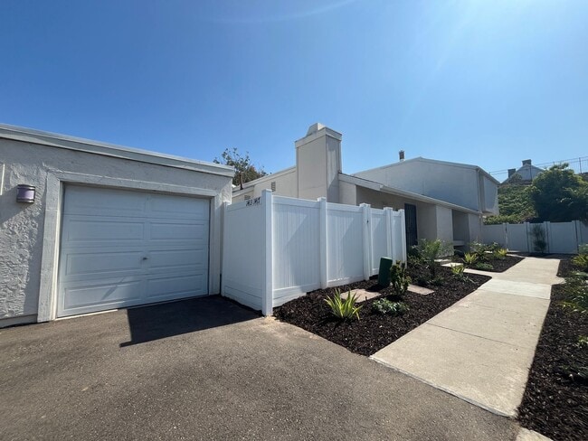 Building Photo - Upgraded, 2BD/2BA in Park Place: 1 Car Gar...