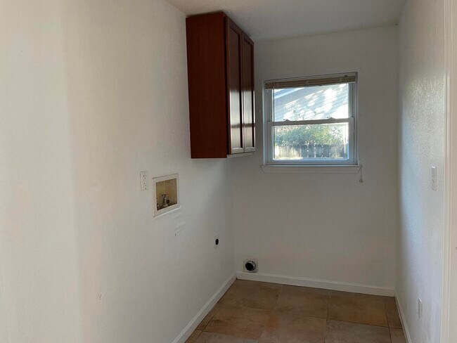 Building Photo - 606 Bayou Ln