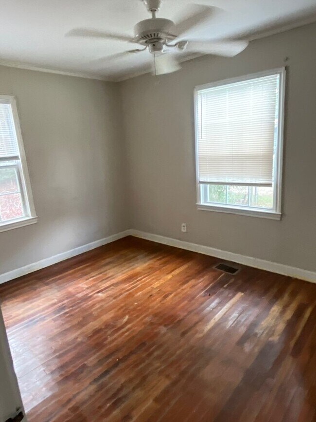 Building Photo - 2 bed 1 bath house- Walk to stadium! Available Mid-May!