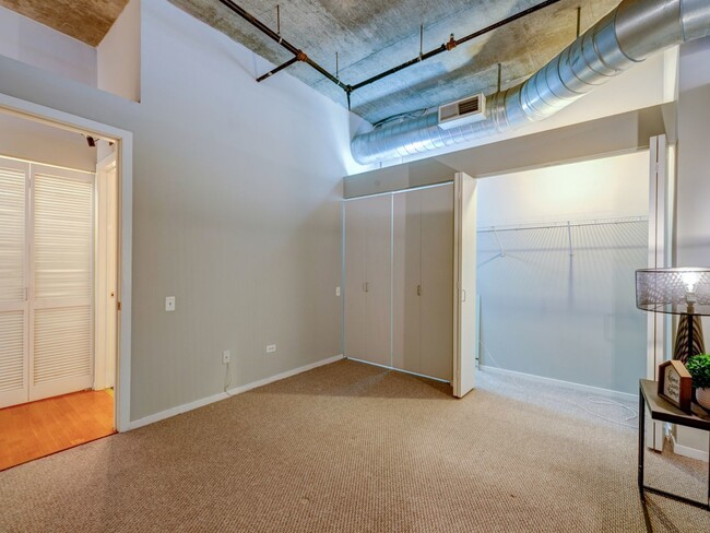 Building Photo - 900 N Kingsbury St