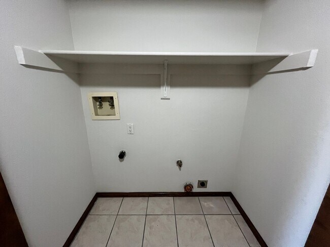 Building Photo - Cute 3 Bedroom 2 Bathroom Home In NW Albuq...