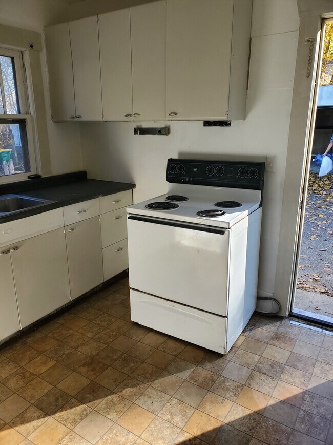 Building Photo - 77 Eldred