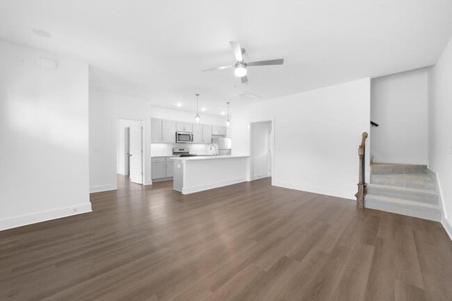 Building Photo - Spacious Home with Fenced Backyard!