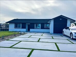 Building Photo - 4521 SW 55th Ave