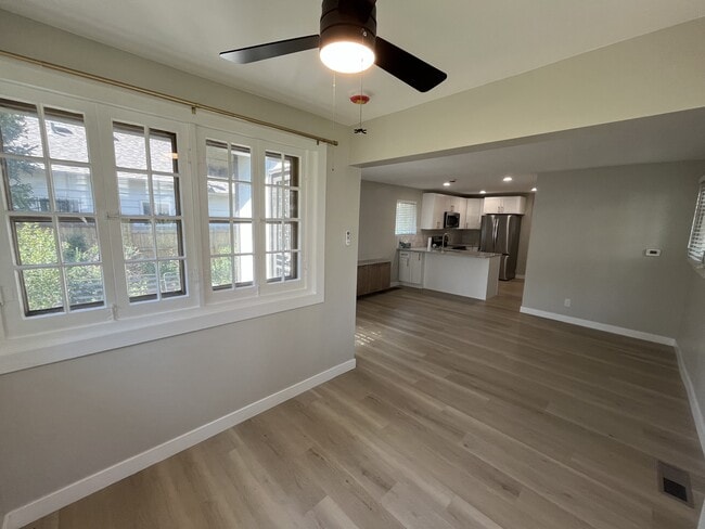 Building Photo - 1649 Roslyn St