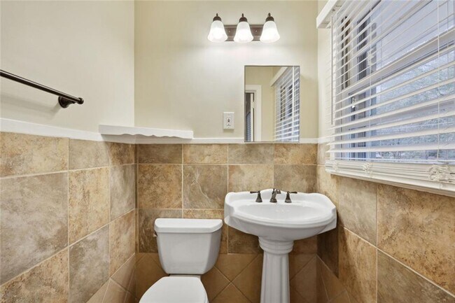 Building Photo - 2120 Meadowbrook Ln SE