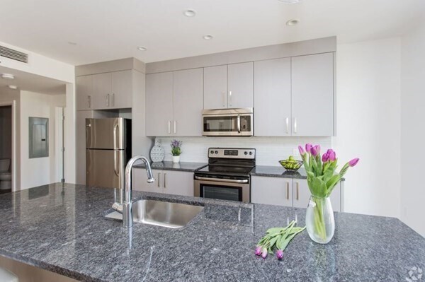 Primary Photo - 1476 Tremont St