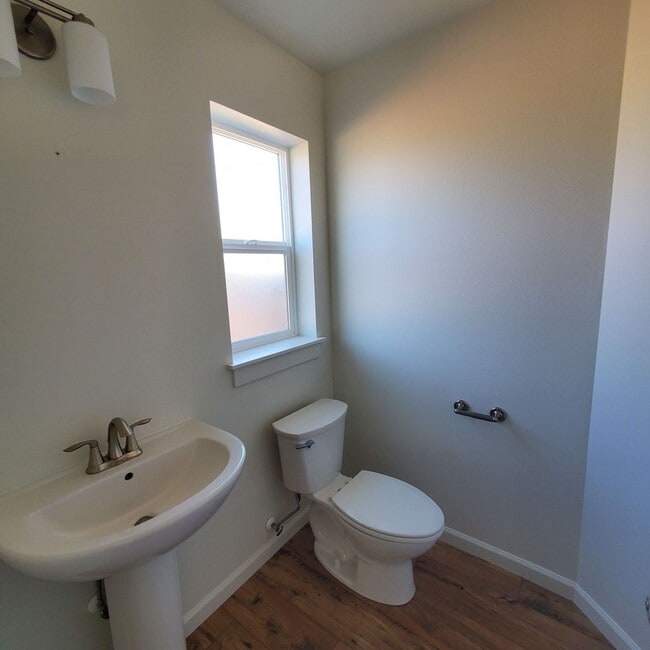 Building Photo - Dog Friendly 3bed : 2.5 bath home w/ Garage