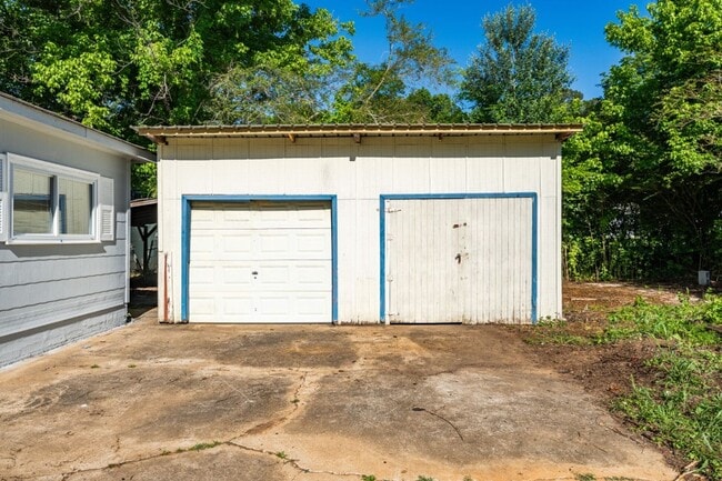 Building Photo - Exciting Opportunity! Charming 3 Bedroom Home in a Prime Location!