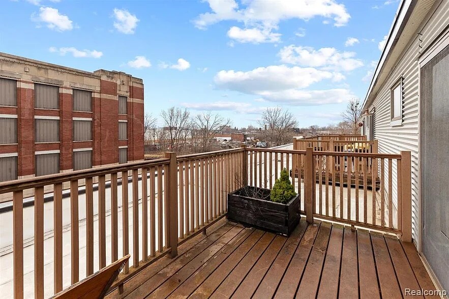 Building Photo - 5766 Trumbull St