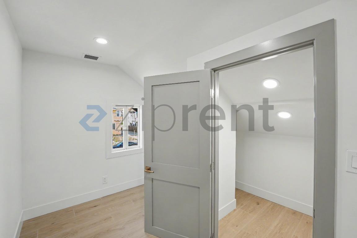 Building Photo - Unit