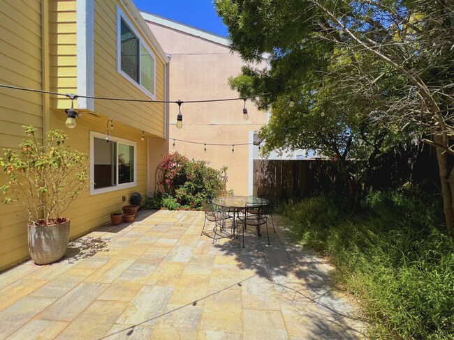 Building Photo - 21 Hillview Ct