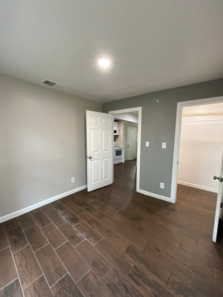 Building Photo - 2533 W Southcross Blvd