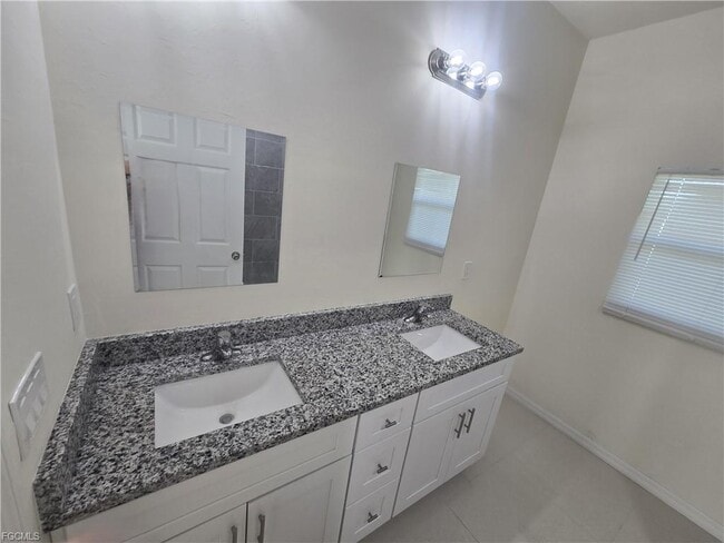 Building Photo - 324 Mangonia Ave