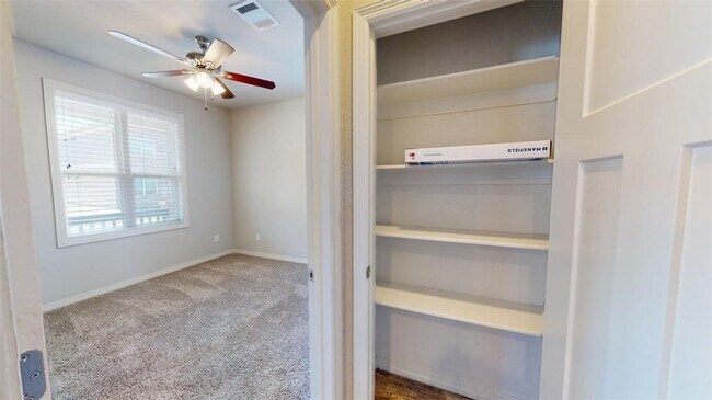 Building Photo - 914 Fairview Ave