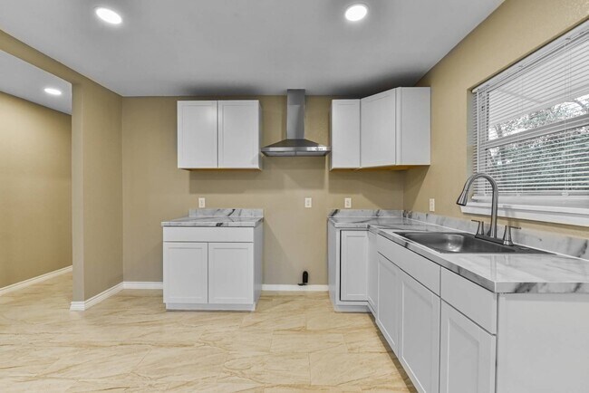 Building Photo - 1106 Brewster Ave