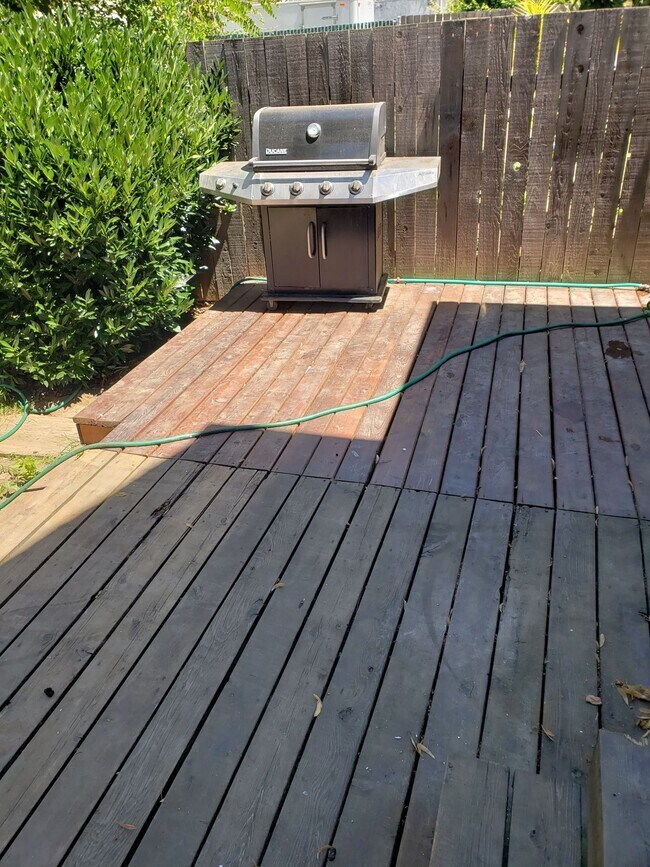 Backyard deck - 4125 SE Gladstone st