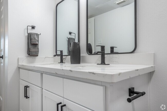 Building Photo - Get $500 Off on a Spacious 2/2 Apt!
