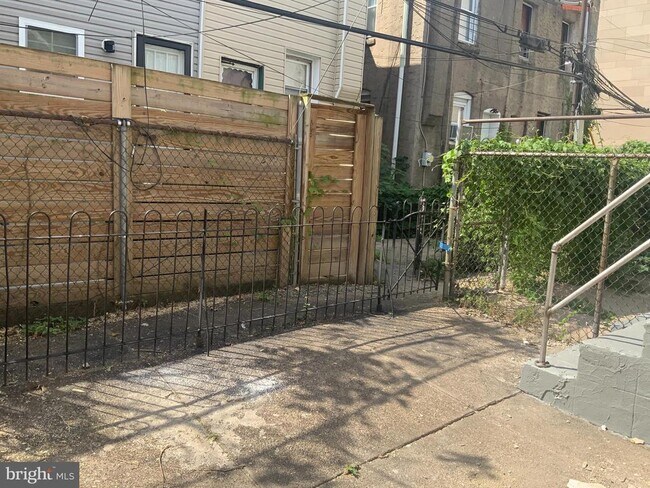 Building Photo - 1522 S Myrtlewood St