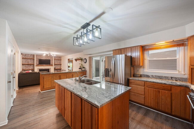 Building Photo - 8 Hampton Ct