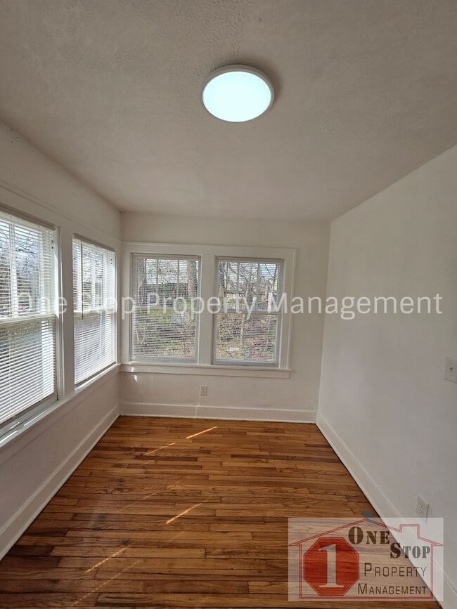 Building Photo - Beautiful 4 Bedroom 2 Bathroom in Kansas City!