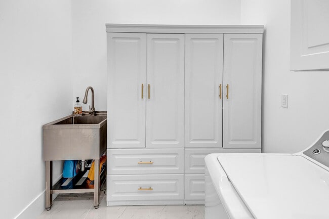 Building Photo - 5320 St Armands Way