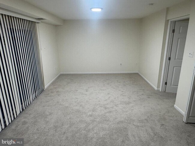 Building Photo - 9250 Three Oaks Dr