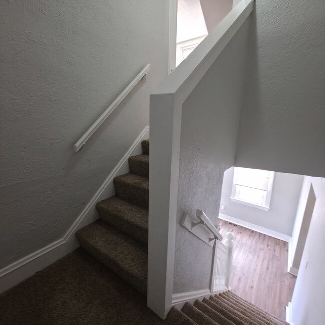 Building Photo - Multi Family Home 3 Bedroom and 1 Bath For Rent