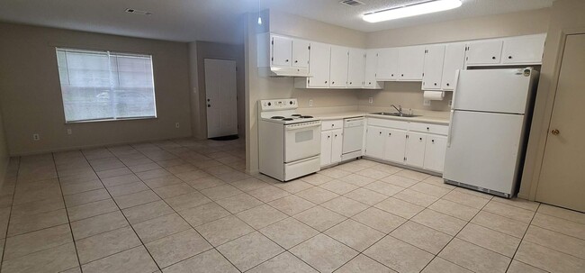 Building Photo - CHARMING SE 3/1.5 w/ Garage, Washer/Dryer, Large Privacy Fenced Yard, & Tile Floors Throughout! A...