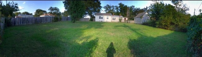 Building Photo - 3 bed 2 bed house in Henrico! Big yard, la...