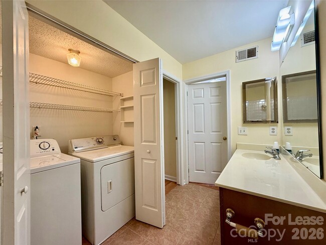 Building Photo - 8288 Golf Ridge Dr