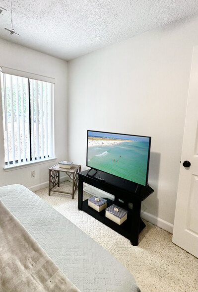 Bedroom TV - 109 Westlake Ct