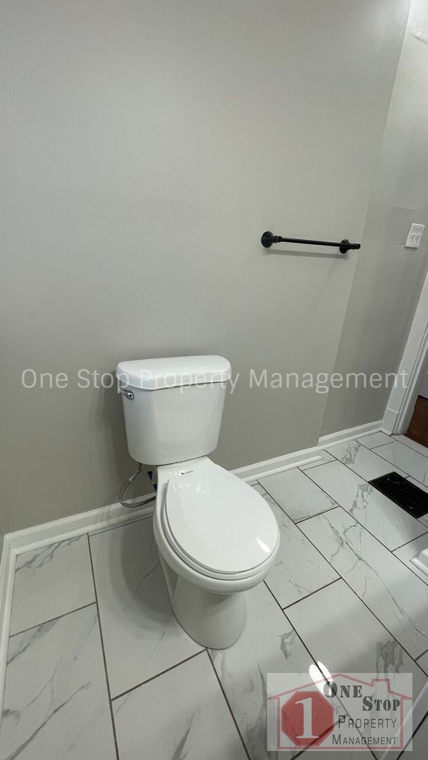 Building Photo - 3 Bedroom 1.5 Bathroom home in Kansas City!