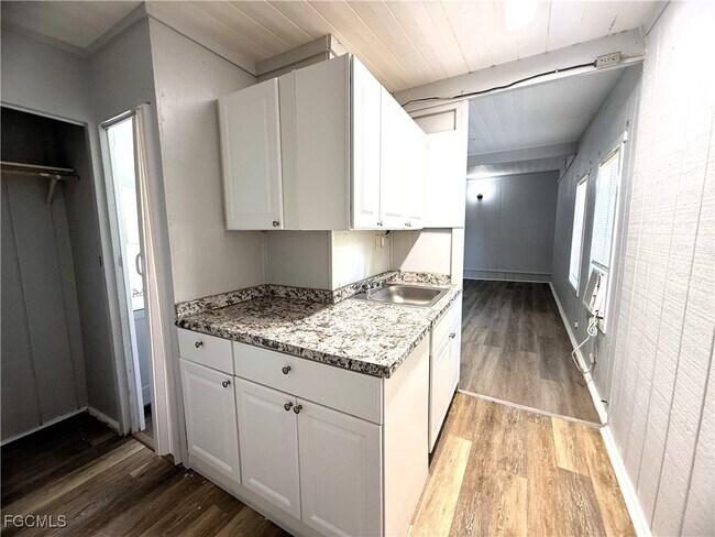 Building Photo - 8239 Suncoast Dr