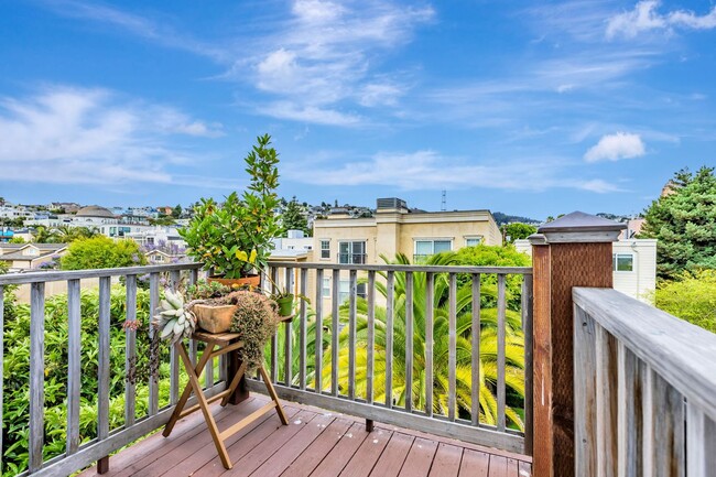 Building Photo - Stylish Top-Floor Two Bedroom and One and ...