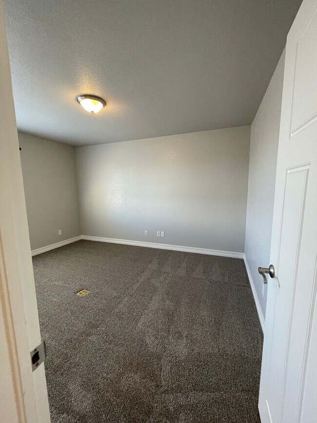Building Photo - $300 Off 1st Month if Lease Starts by 4/10!
