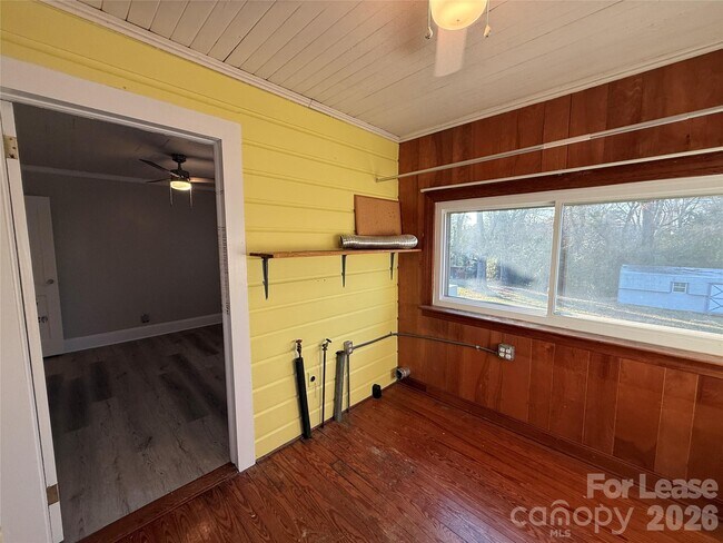 Building Photo - 225 Hickory Dr