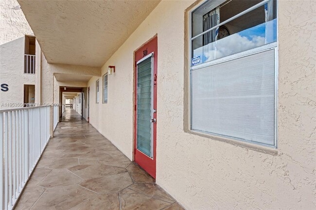 Building Photo - 1040 Country Club Dr